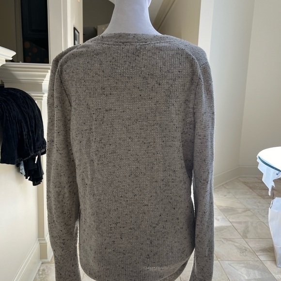 Gap Textured V-Neck Sweater in White and Black Size Medium - Picture 2 of 5